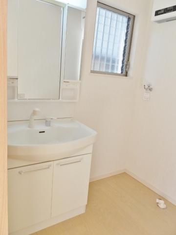 Wash basin, toilet. Wash basin