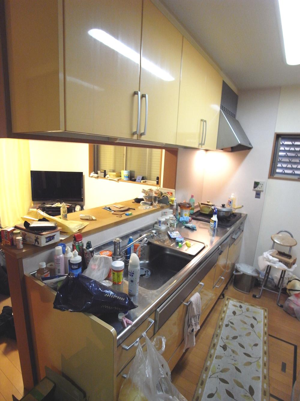 Kitchen. Indoor (12 May 2013) Shooting Counter Kitchen. Cup with board