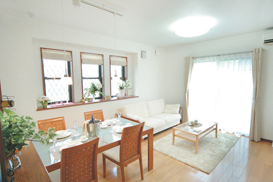 Same specifications photos (living). Face-to-face kitchen communication with family while cooking can take. Also impetus conversation with family, It is fun and cuisine. Peace of mind because the eyes be prudent can have small children. Bright sunshine can relax drenched Mato.