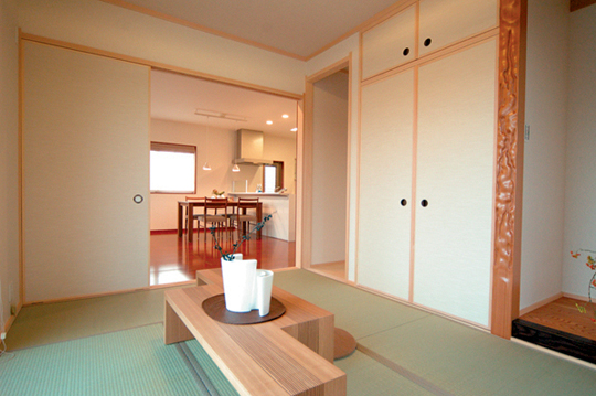 Same specifications photos (Other introspection). Japanese-style room that is a living and stretches will produce a calm atmosphere, It can also be used as a guest room. There is a sense of unity from the living room to dining, Space that a lot of people Tsudoeru. It can also be used as a nap space of child