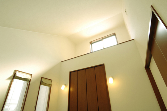 Same specifications photos (Other introspection). Us ceiling height is more spacious and produce a sense of openness in the room. Plenty of light plug from the top of the opening, It gives us a time of gentle family reunion. Because long live house, Is delicate also sticking to daylight. (Our example of construction)