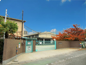 Primary school. Nakamiya 620m walk 8 minutes to the elementary school. In fiscal 2010, fulfilling well as extracurricular classes such as natural looking and potato digging and social tour. Trying to study get along with your friends