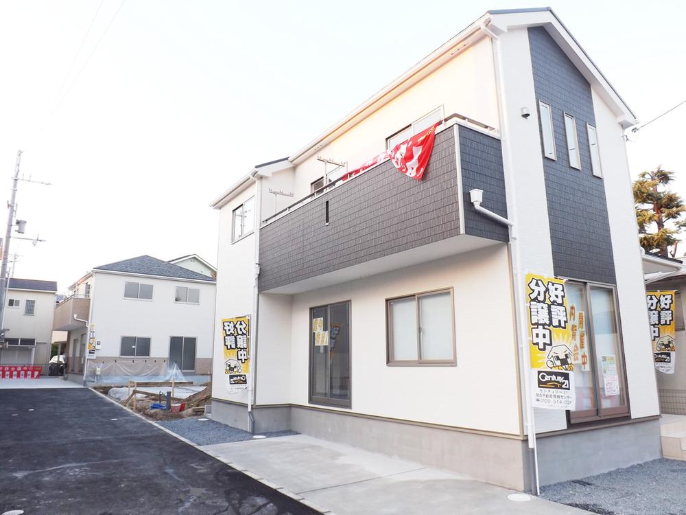 Local appearance photo. Local photos (streets) all three House!