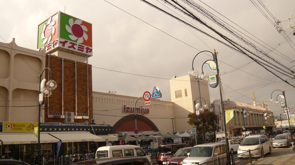 Shopping centre. Izumiya Hirakata store shopping 440m to the center