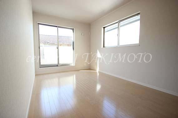 Same specifications photos (Other introspection). The bedrooms are spacious with about 8 pledge! !