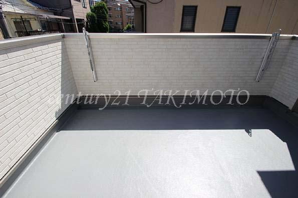 Balcony. South-facing wide balcony! !