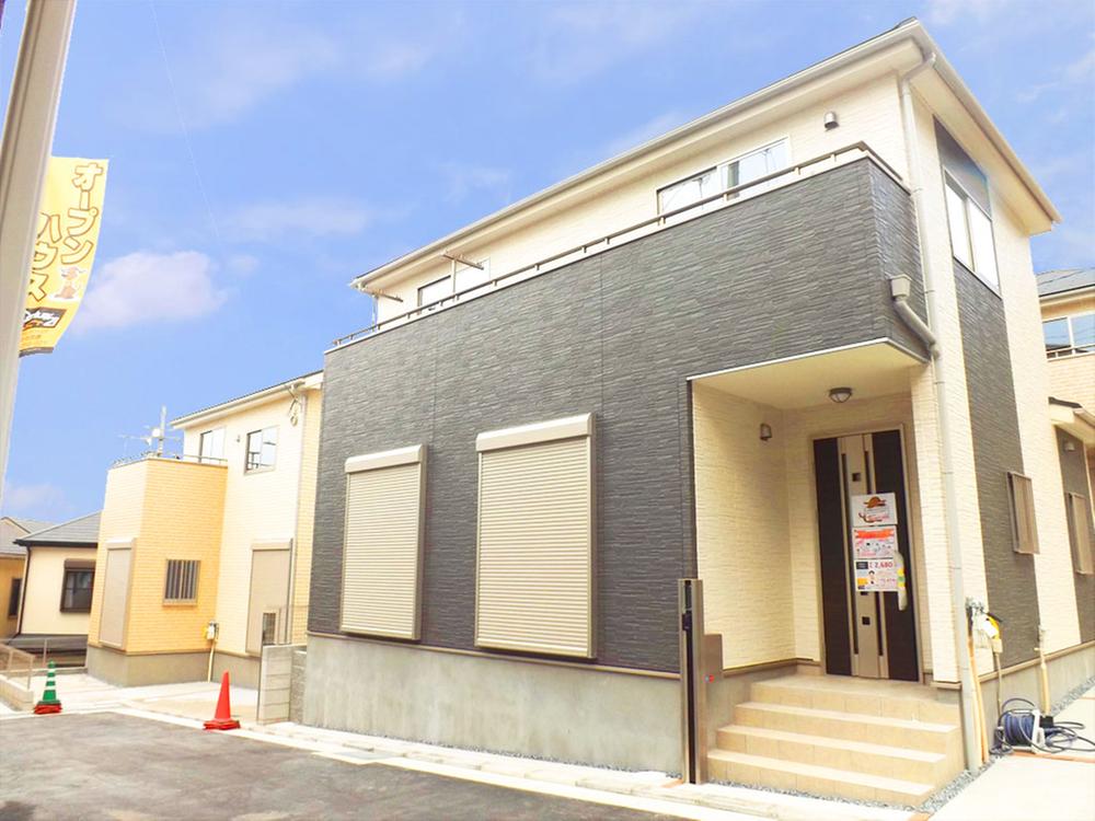 Same specifications photos (appearance). Same specifications photos (streets)