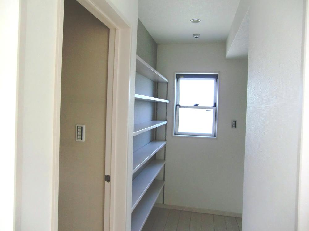 Receipt. Convenient storage rack