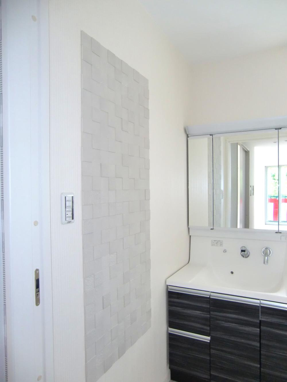 Wash basin, toilet. Moisture measures OK room (October 2013), shot in Ecocarat