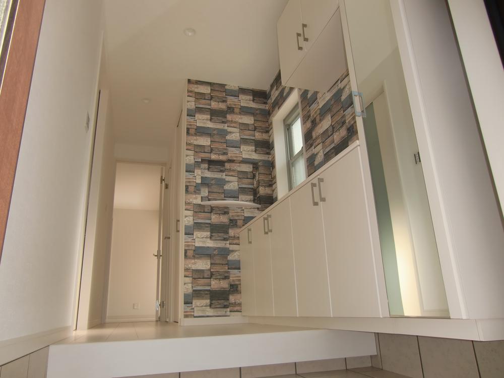 Entrance. Entrance storage (with a mirror)