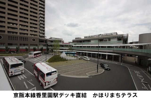 station. Keihan Kōrien Station bank, post office, Jewels of dining options and several stores have been directly connected to the "Kaori town Terrace".