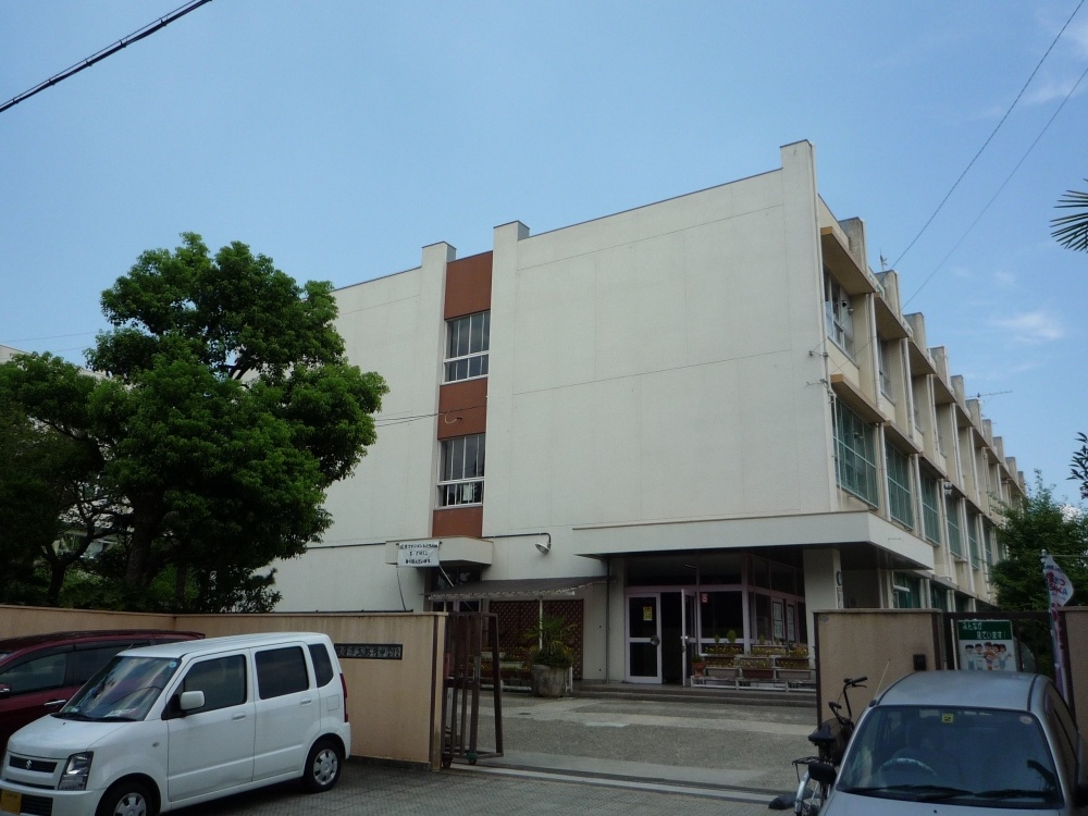 Junior high school. Hirakata Municipal Shodainaka school (junior high school) up to 1041m