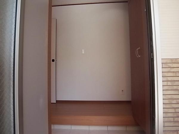 Entrance. Clean with a front door storage at any time (the same specification entrance)