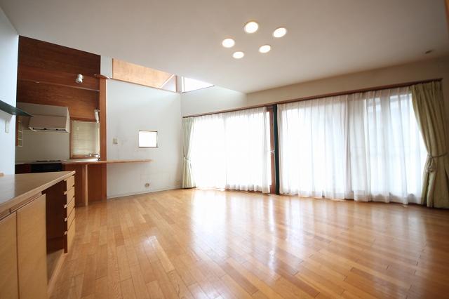 Living. Indoor (12 May 2013) Shooting About 18 quires of LDK. There is floor heating. The window also big, Is a space to be able to spend leisurely.