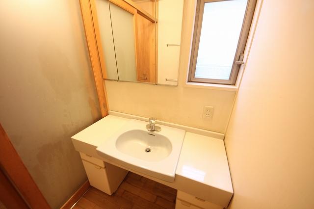 Wash basin, toilet. Indoor (12 May 2013) Shooting