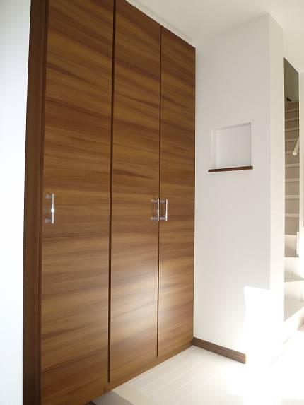 Entrance. Storage space and spacious in each room is equipped with!