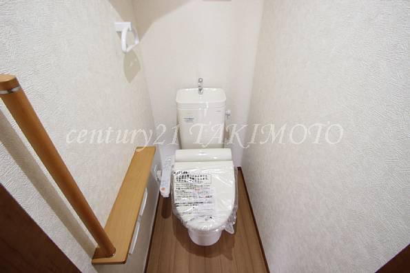 Toilet. Handrail also bidet with!