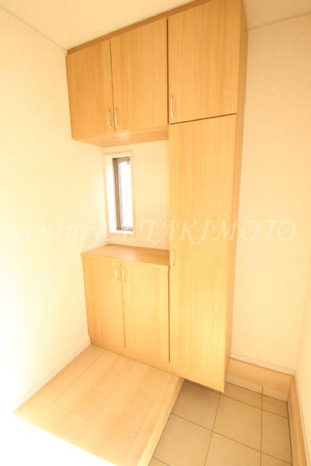 Receipt. Large shoes BOX! Also entered boots!