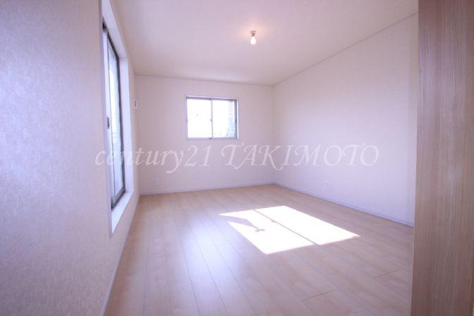 Non-living room. Because it is a large window, Anyway good day!