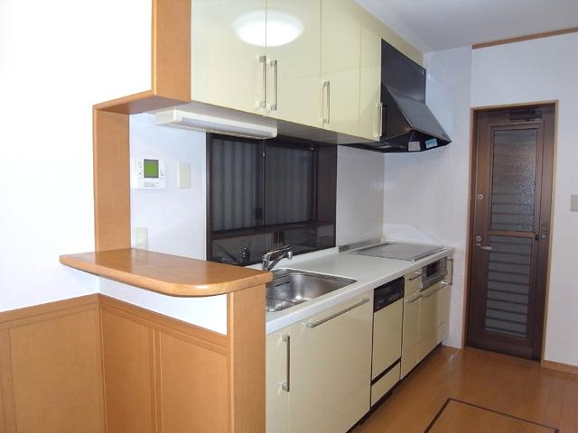 Kitchen. IH cooking heater ・ System kitchen with a dishwasher
