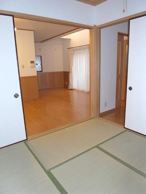 Non-living room. Japanese-style space adjacent to the living room. Guests can relax and stretch the legs.