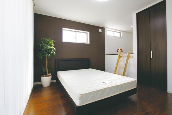 Non-living room. Private loft and the master bedroom having a walk-in closet. (No. 6 land model house)