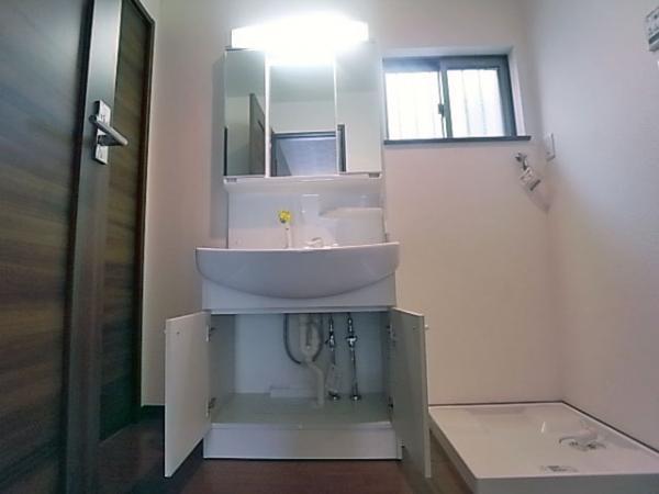 Wash basin, toilet. Wash basin