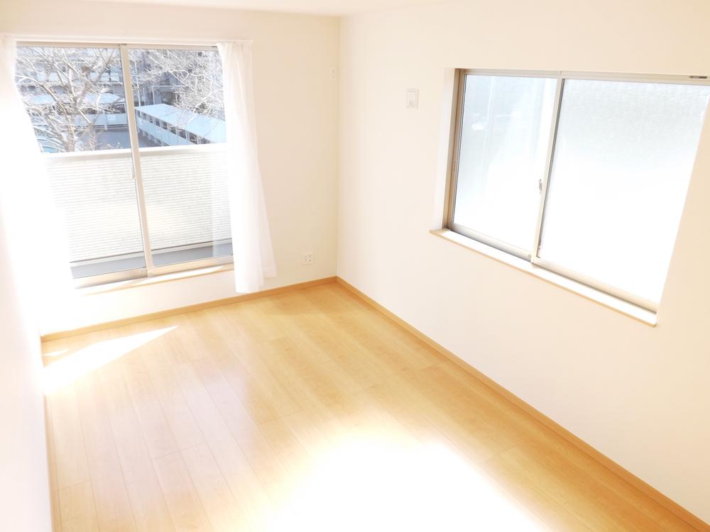 Same specifications photos (Other introspection). Same specifications photos (Western-style)