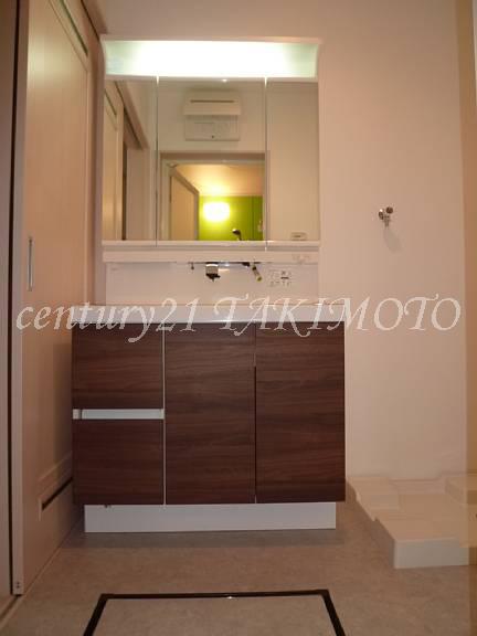 Wash basin, toilet. Storage rich washbasin! !