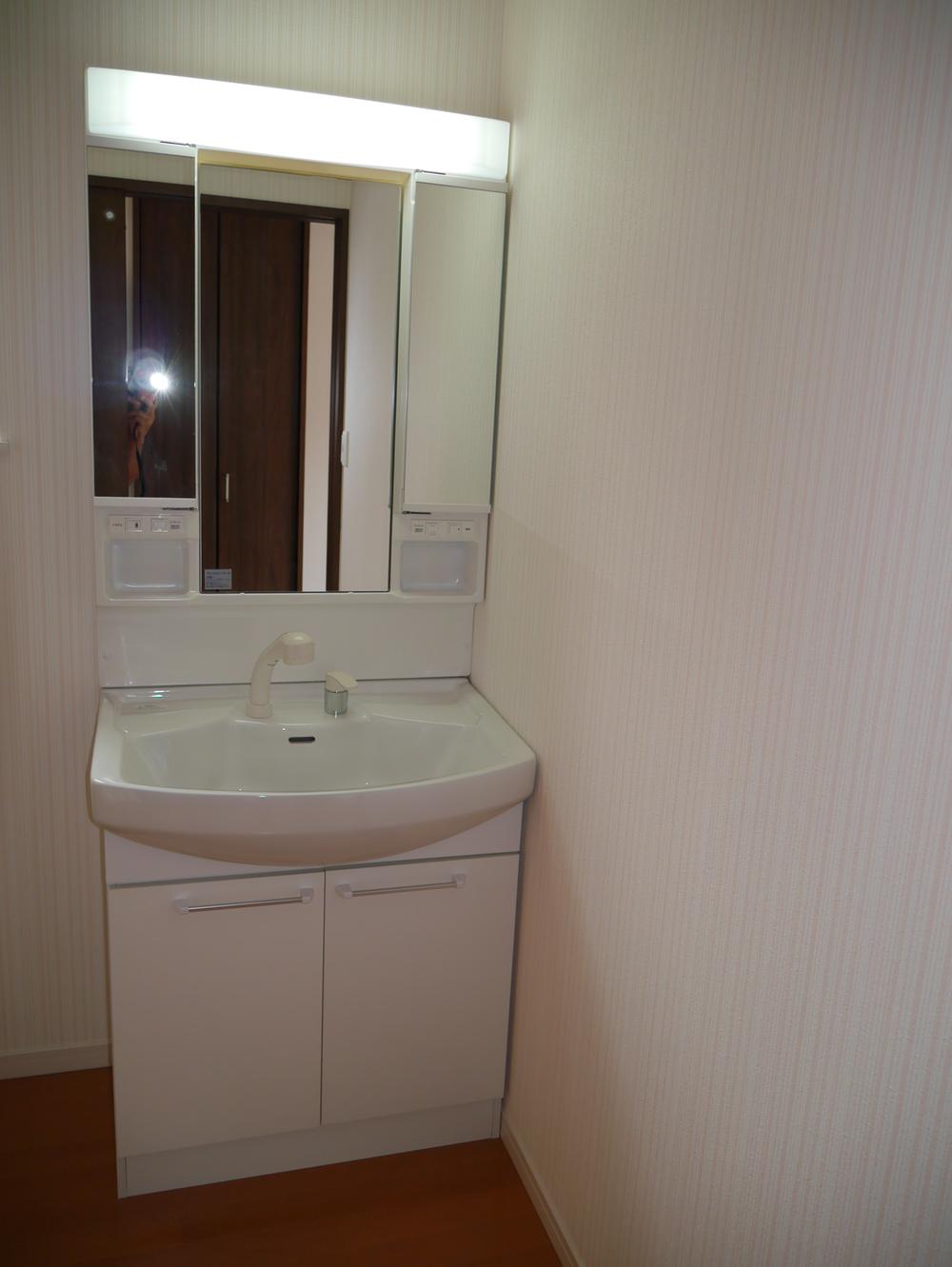 Wash basin, toilet. Of the three-sided mirror high-function basin