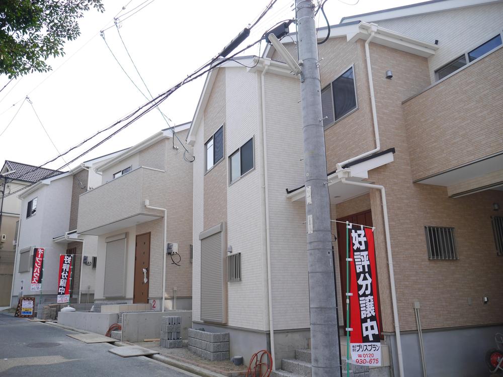 Local photos, including front road. It finished in the clean streets