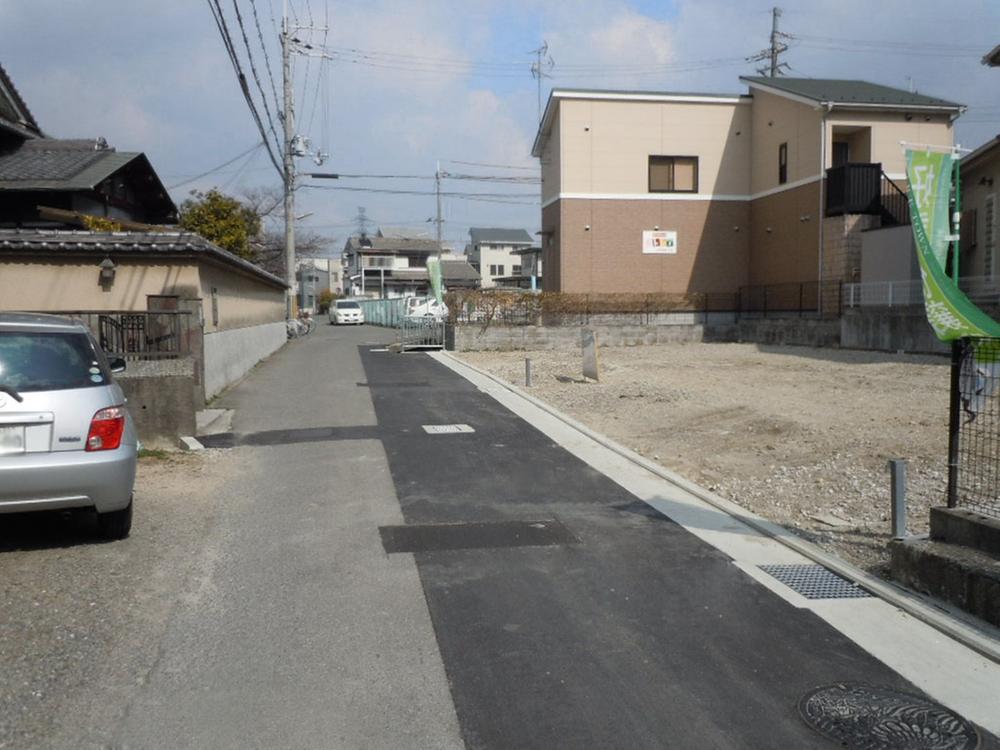 Local photos, including front road. Front road 4 ~ 5m parking a breeze because there.
