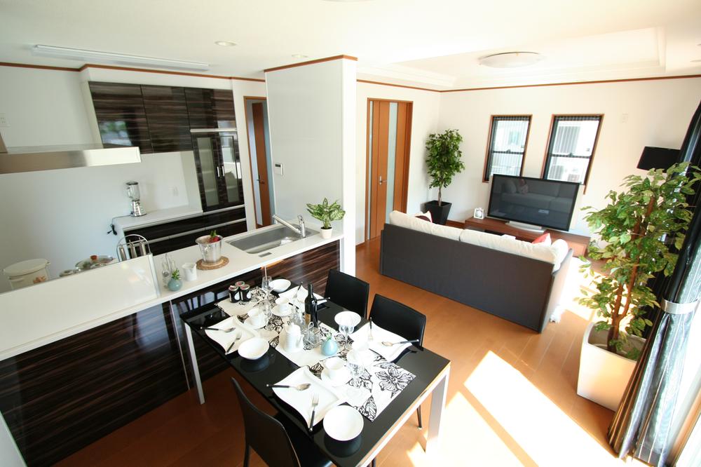 Same specifications photos (living). It envelops family smile Mom. Face-to-face counter kitchen the conversation is lively. Our construction cases