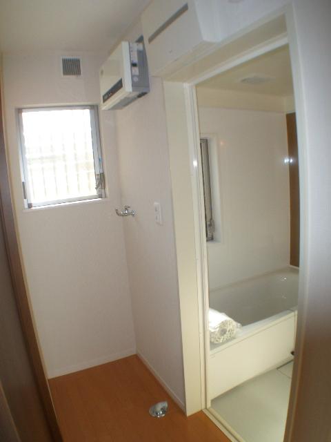 Wash basin, toilet. Is a dressing room.