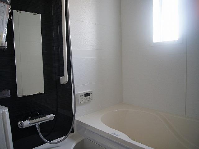 Bathroom. Spacious 1 tsubo (1616) Bathroom size Or bathing stretched out leisurely foot, Space is of rest and or there is a convenient stool in sitz bath
