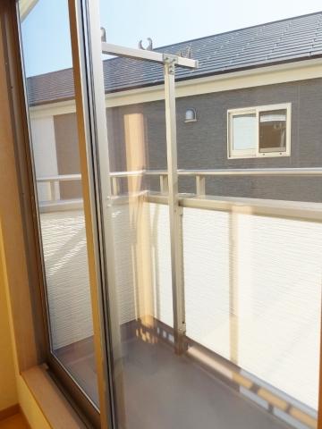 Local photos, including front road. Balcony