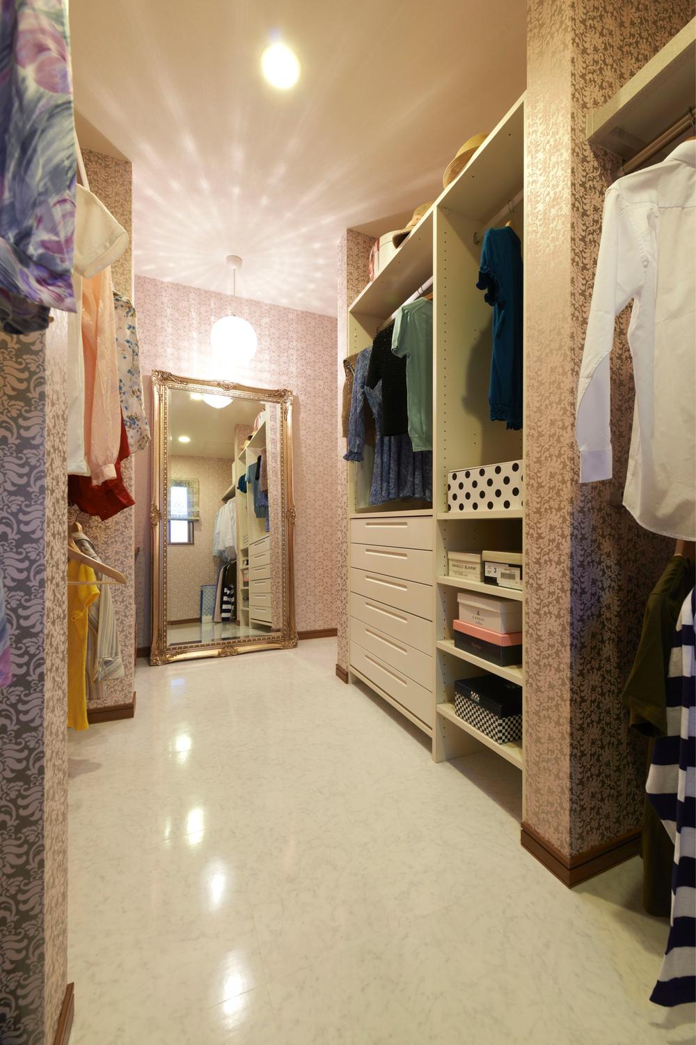 Model house photo. About 4 Pledge a walk-in closet. Not only the large-capacity, Stylish wallpaper in a large full-length mirror and pat atmosphere making to enjoy the celebrity mood. (salon ・ Do ・ Mom's house)