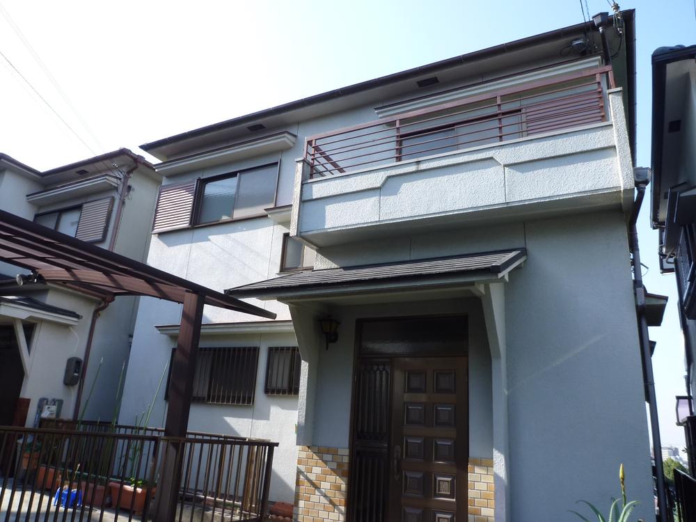 Local appearance photo. There are two places balcony!