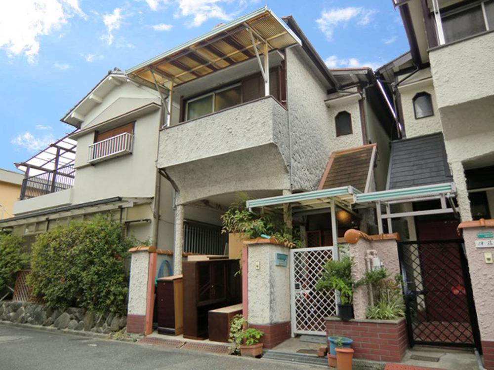 Local appearance photo.  [ Local Photos ] South-facing balcony! 