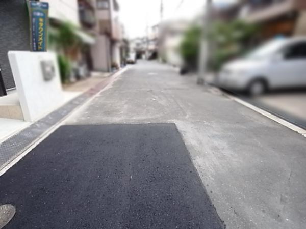 Local photos, including front road. Easy also parking in front of road spacious