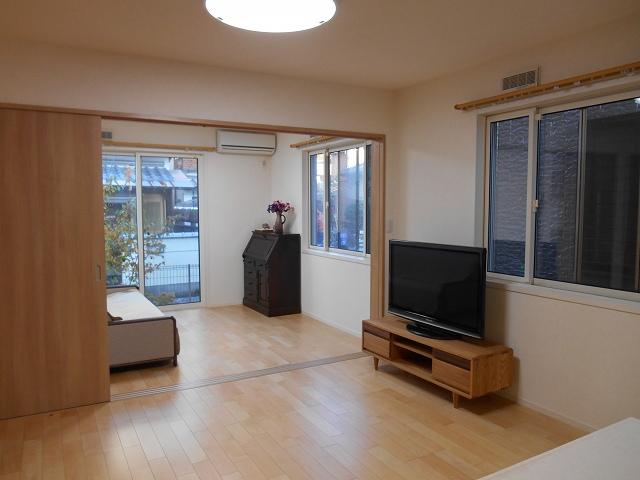 Living. Bright living room. If you open a movable partition, You can use spacious and you.