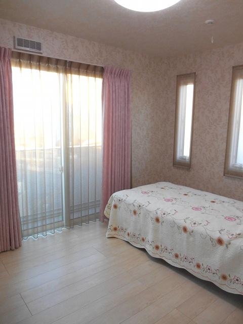 Non-living room. Second floor of the Western-style. It contains the refreshing breeze from the window of the slip-out.