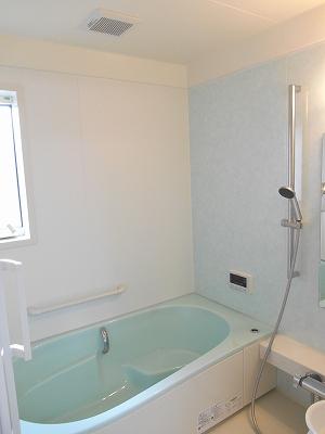 Bathroom. Bright bathroom with a window. You can relax comfortably.