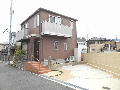 Local appearance photo. Parking spaces so relaxed, Will be parked two if light.