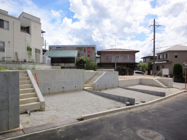 Local photos, including front road. Location of sunny of terraced.