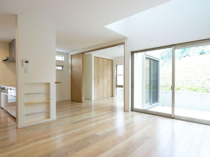 Other introspection. Given a sense of openness in a dynamic blow, It captures the light. (The company example of construction photos)