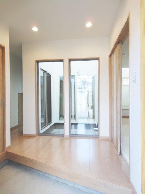 Entrance. Entrance hall is facing the courtyard bright and airy! B No. land indoor (January 2013) Shooting