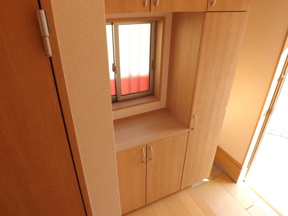 Local photos, including front road. Same specifications photos (entrance)