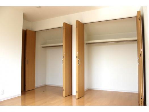 Same specifications photos (Other introspection). Same specifications photo (Western-style B) a large closet in each room!