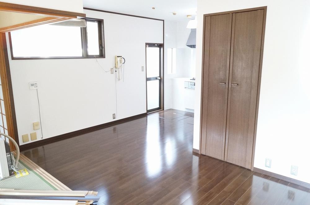 Living. Spacious living room! 